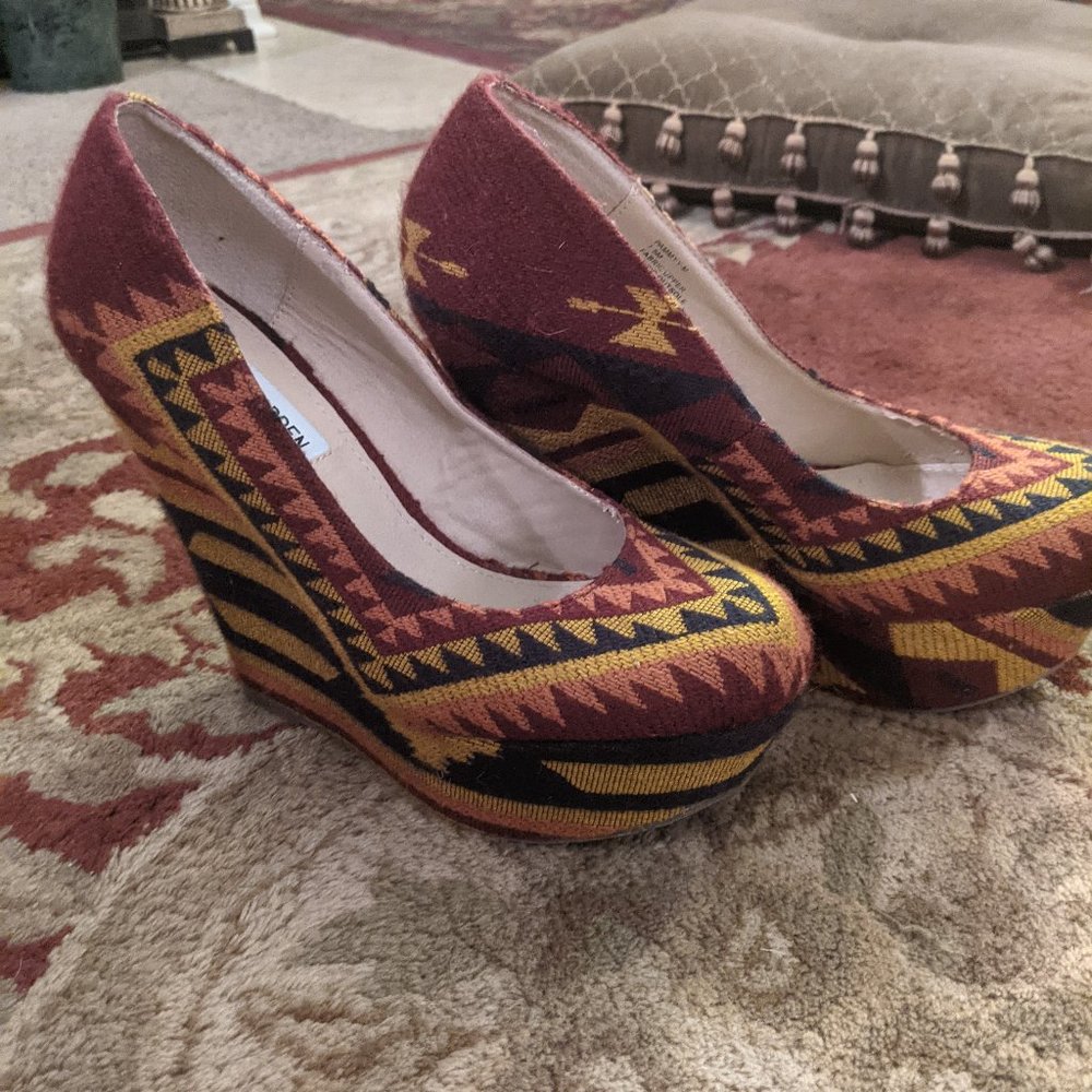 Steve Madden tribal print wedges
